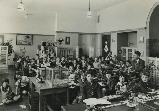 La classe d'Anne Frank en 1936. Anne est assise au milieu. L’une des salles de classe de l'école qu'elle fréquentait a été conservée telle qu'elle était à l'époque. 